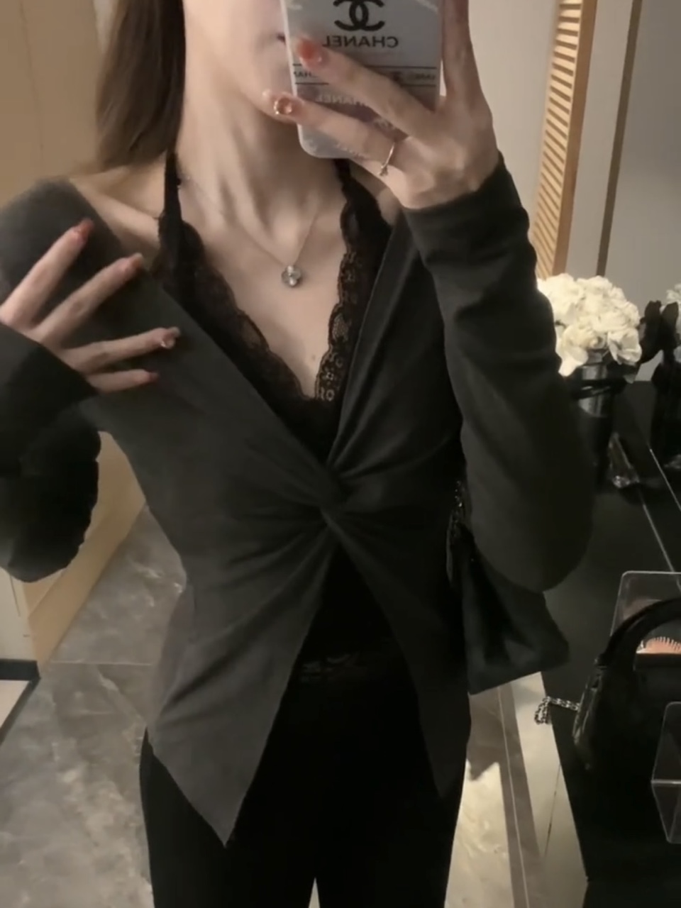 纯欲风蕾丝拼接V领长袖T恤女早秋季设计感小众假两件修身挂脖上衣