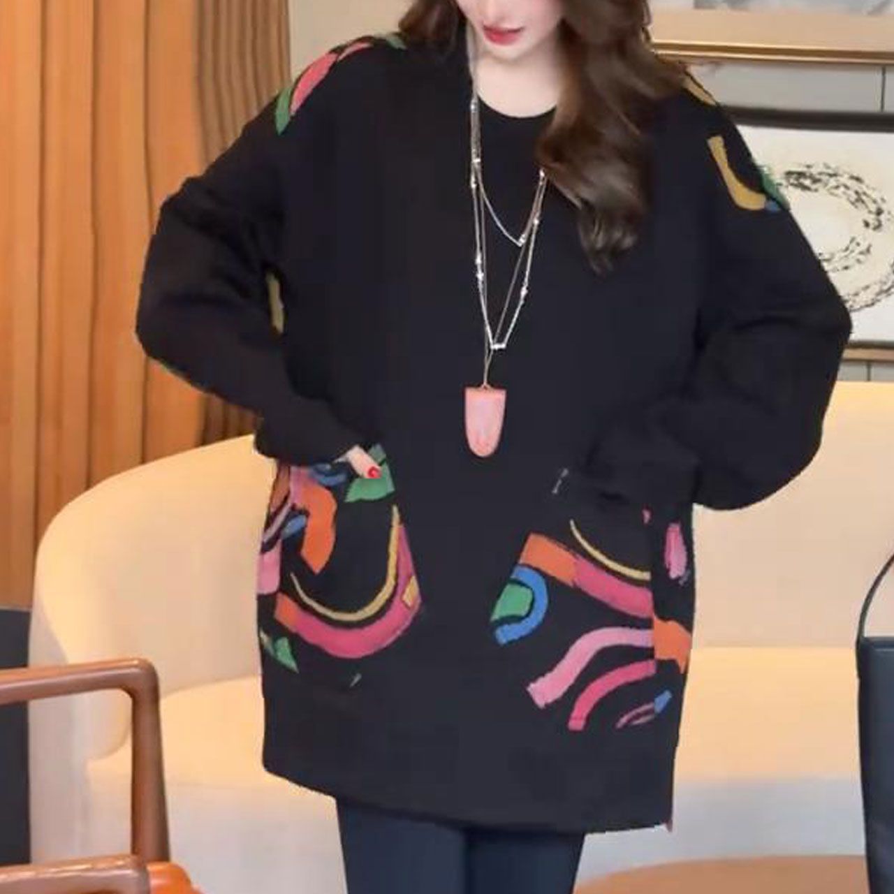 2026秋冬新款简约时尚女人味圆领宽松遮肉通勤风设计款印花卫衣女