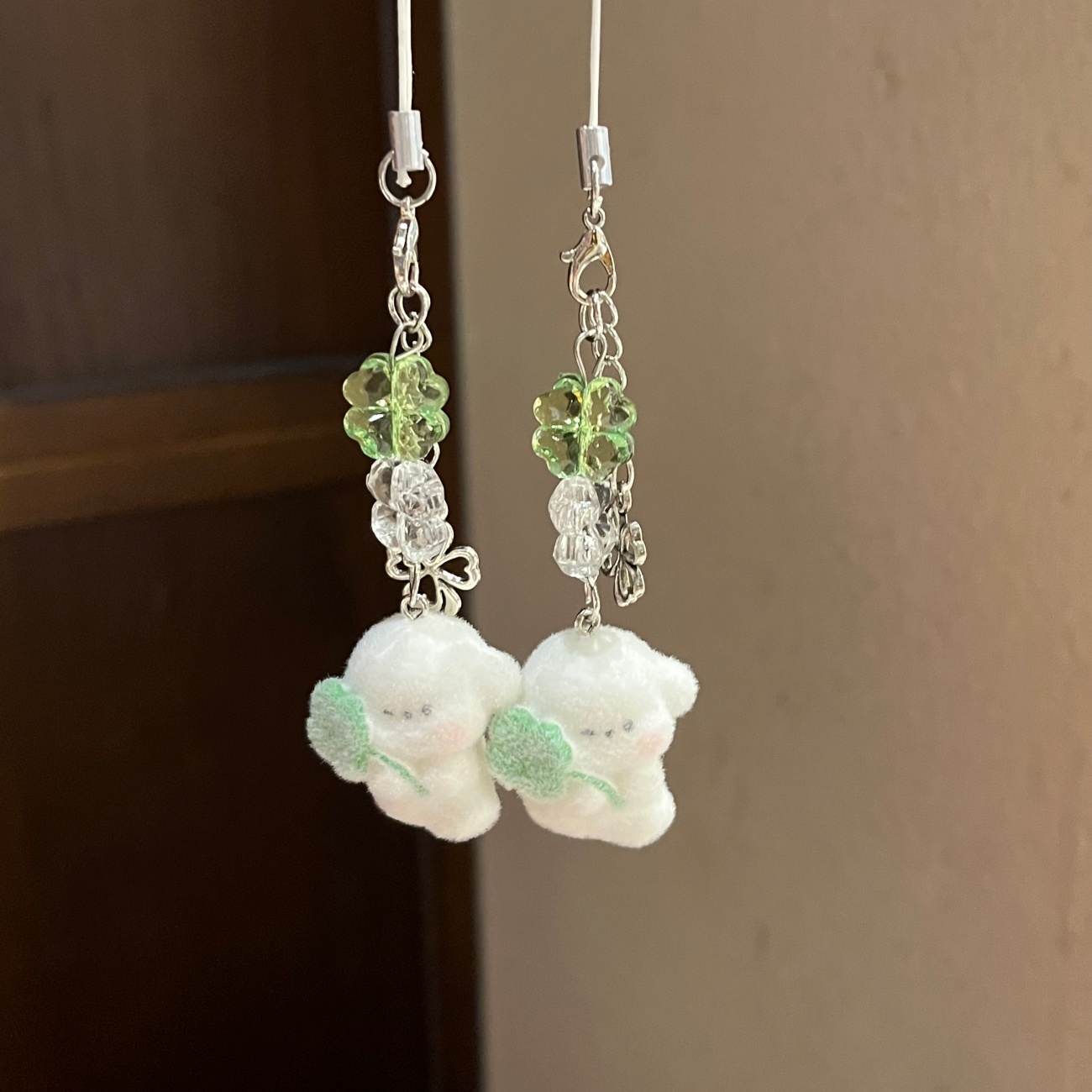 超萌四叶草小狗挂件甜美百搭卡通植绒手机链少女包包闺蜜挂饰礼物