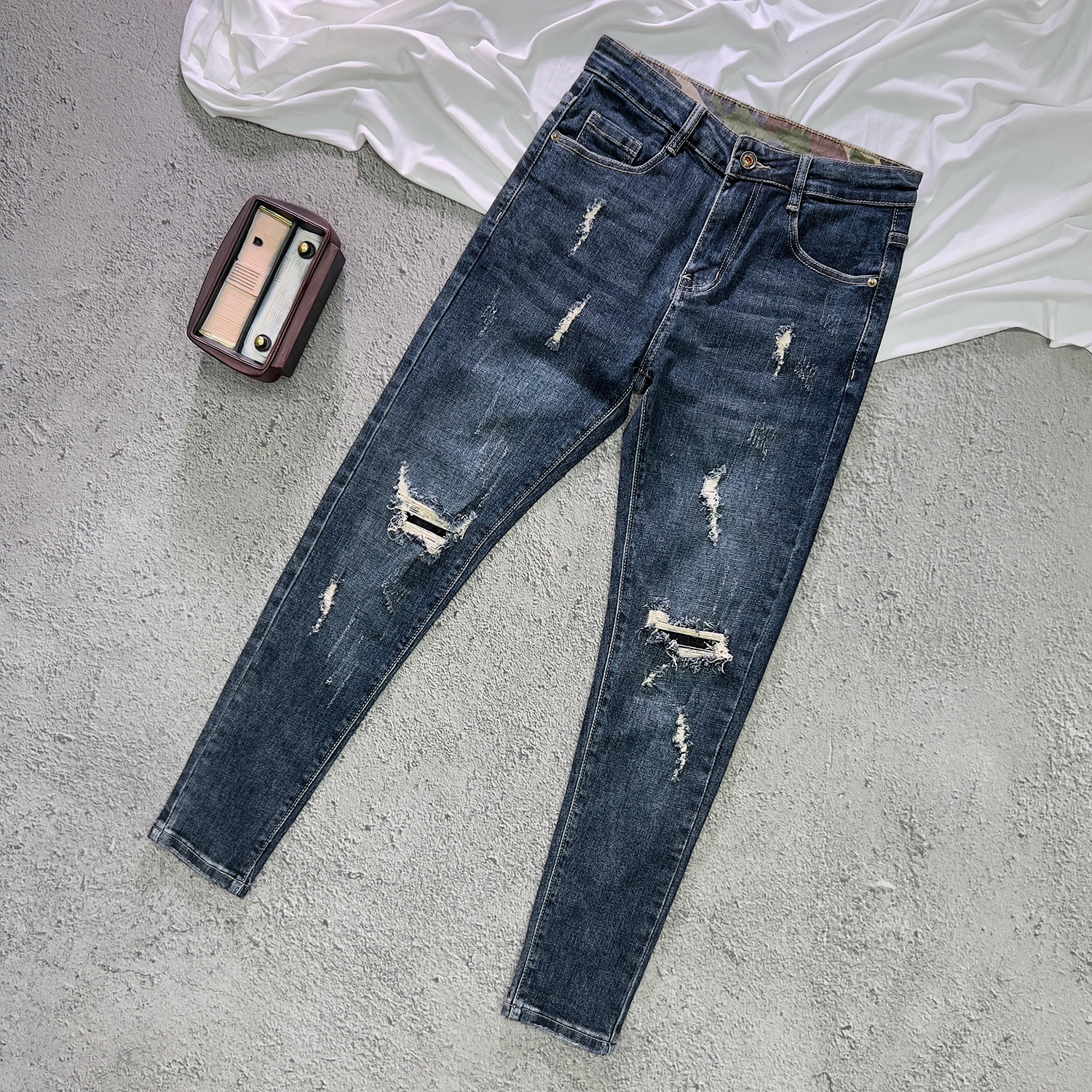 男士秋季新款牛仔裤九分韩版破洞补丁修身小脚裤刮烂猫须乞丐长裤