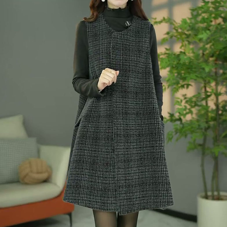 贵妃绒2025秋冬新款简约时尚高奢欧版设计感宽松保暖马甲连衣裙