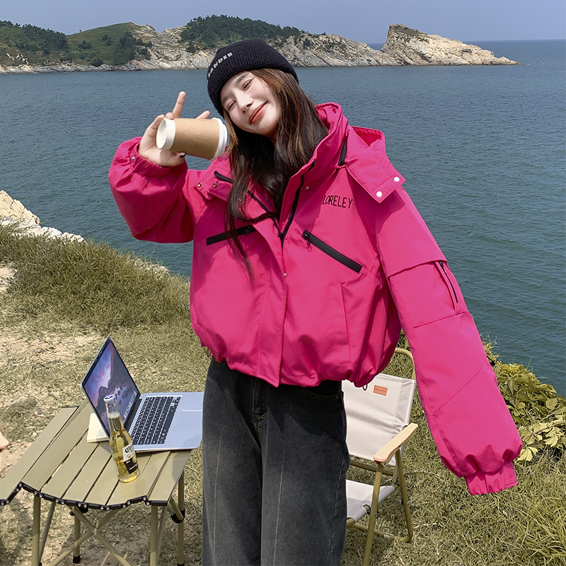 玫红色短款冲锋衣式工装派克羽绒服女冬季美式小个子冲锋衣式外套