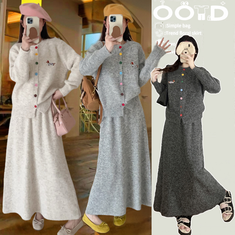 孕妇装2025秋冬糖果色扣子毛衣开衫小狗刺绣软糯外套+半身裙套装