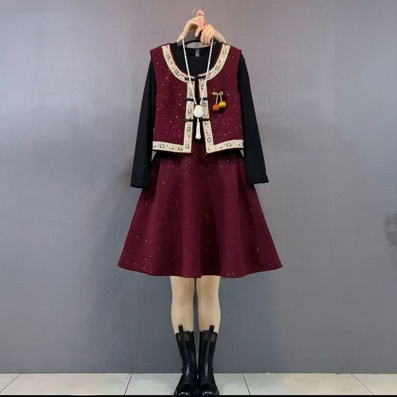 1115-2025年冬季新款时尚洋气显瘦重工刺绣马甲+连衣裙两件套