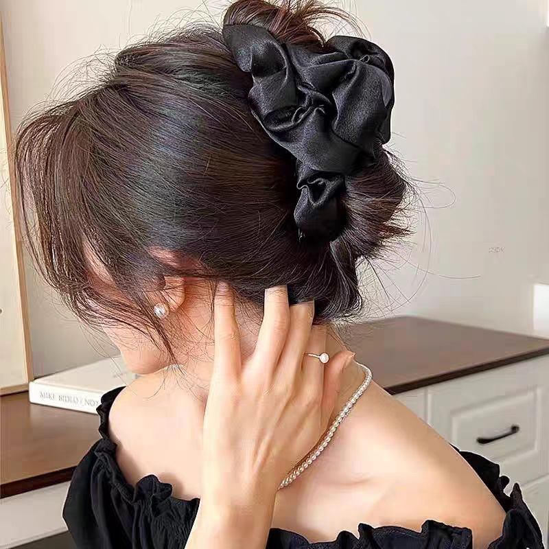 2025高级感绸缎云朵闪光褶皱抓夹复古纯色简约百搭缎面鲨鱼夹