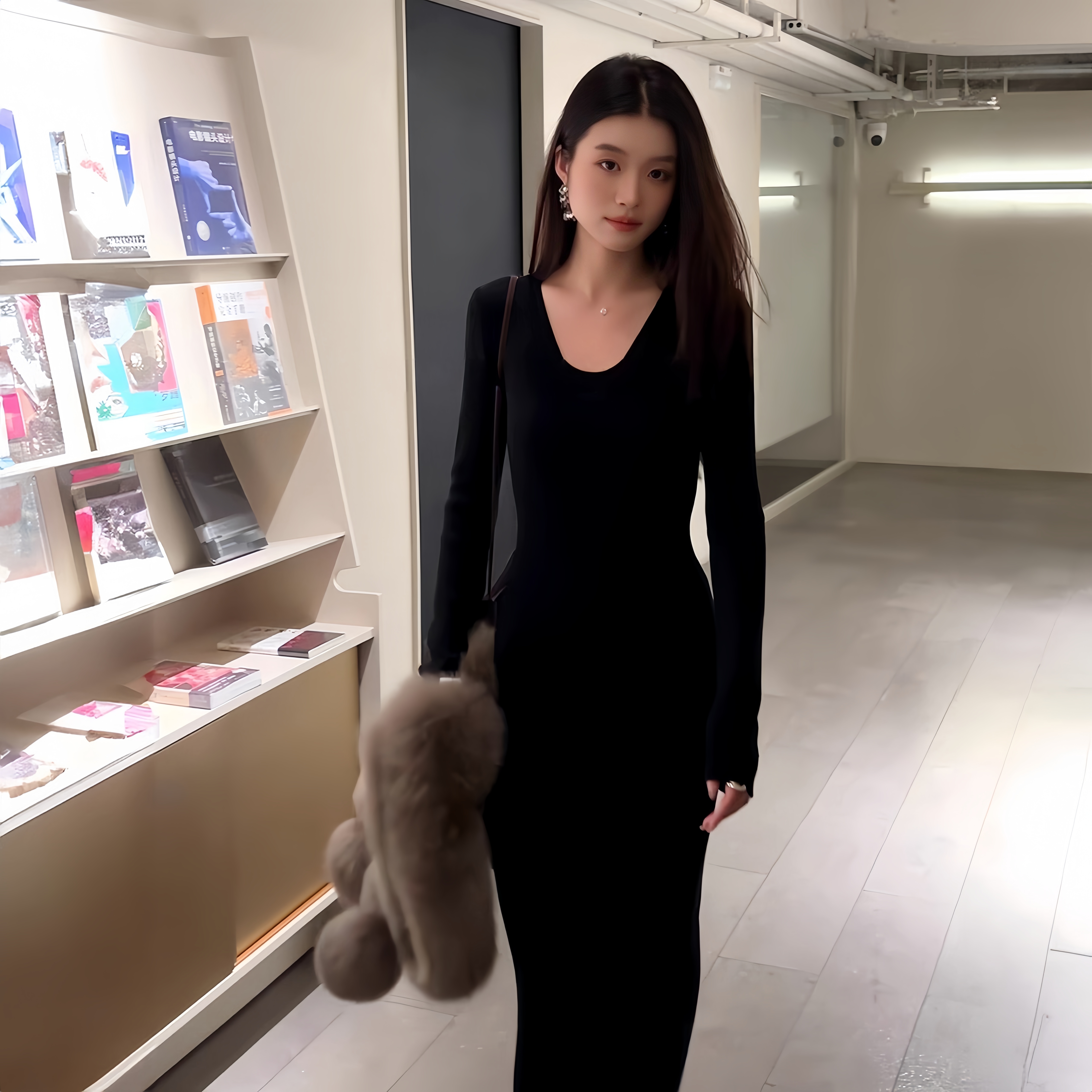 法式V领针织连衣裙女秋冬季收腰显瘦纯欲高级感气质打底包臀长裙