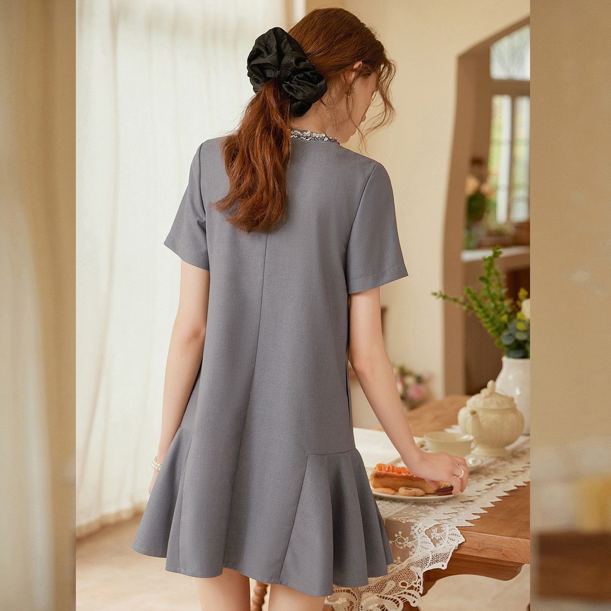 时尚亮片圆领女裙子2025夏季绣花装饰荷叶边下摆套头短袖连衣裙女