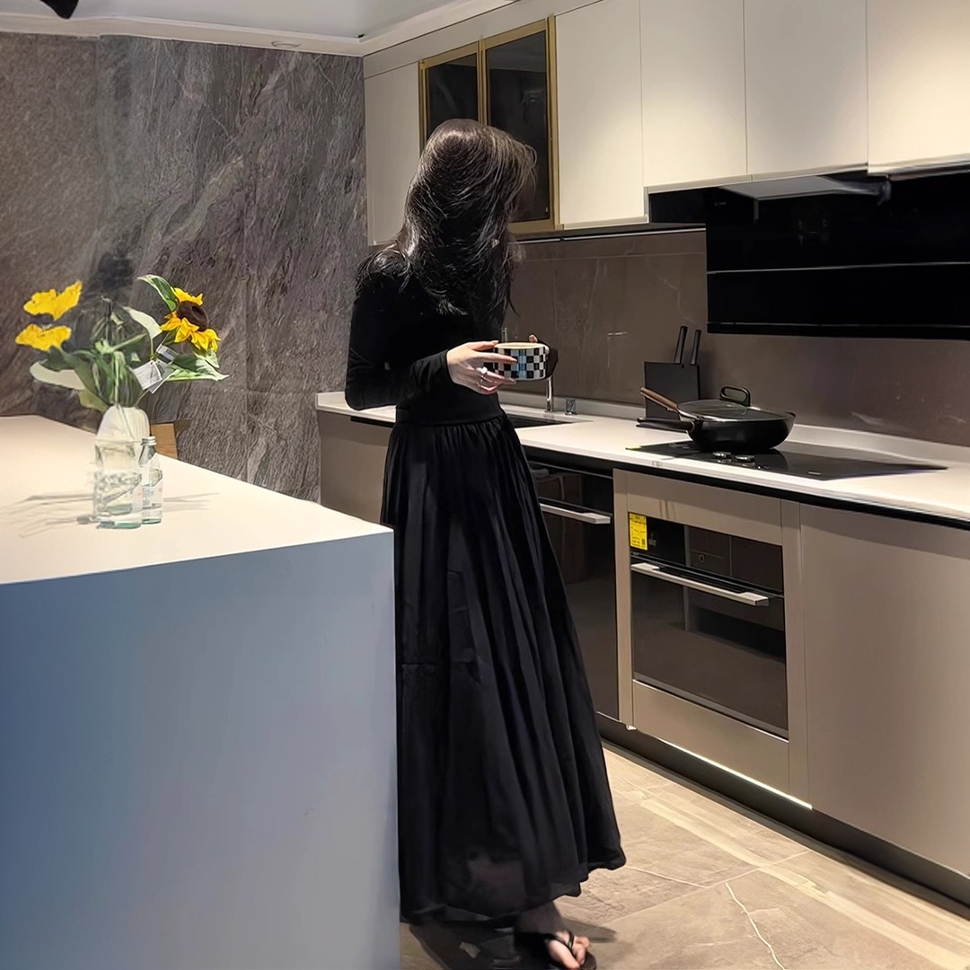 韩国东大门秋冬小众高级感气质长袖拼接连衣裙女赫本法式黑色长裙