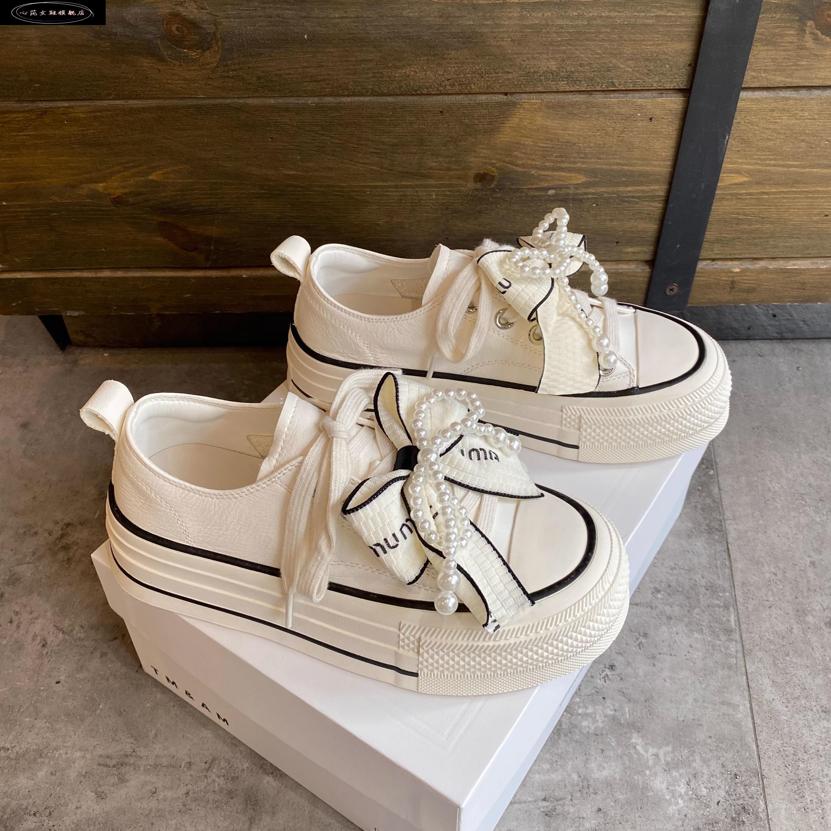 心芘珍珠蝴蝶结厚底小白鞋女款2025新款秋季爆款板鞋透气休闲板鞋