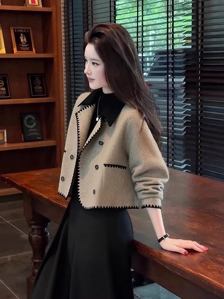千金风米驼色双排扣短款外套女2025年秋季新款小个子大方得体穿搭