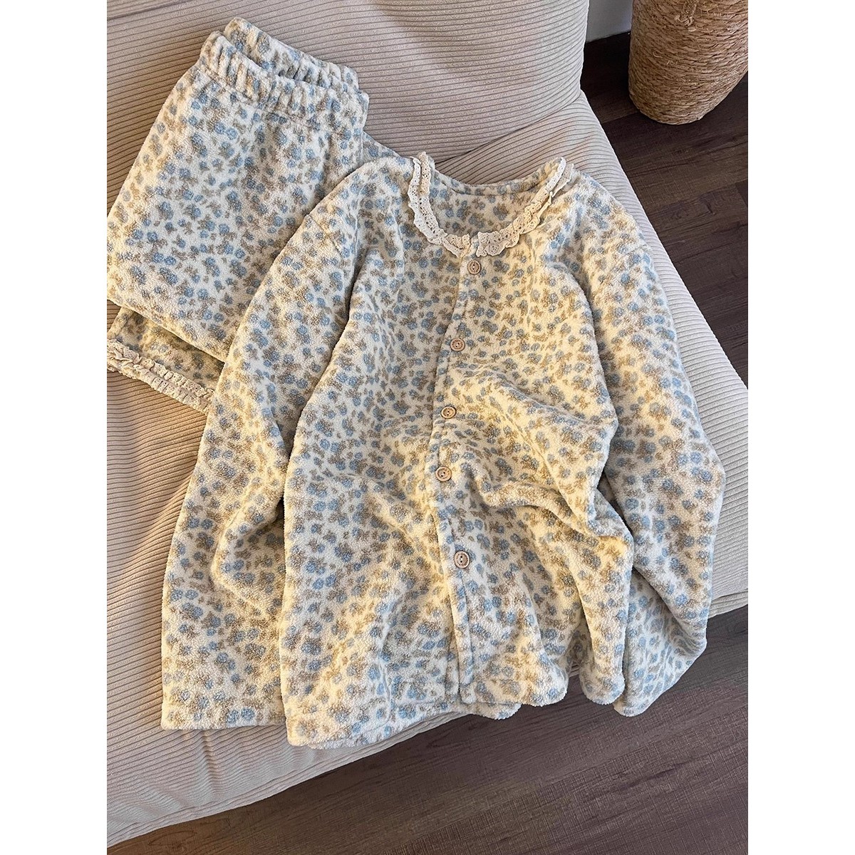 韩系甜美小碎花法兰绒睡衣女秋冬新款蕾丝边开衫可外穿家居服套装