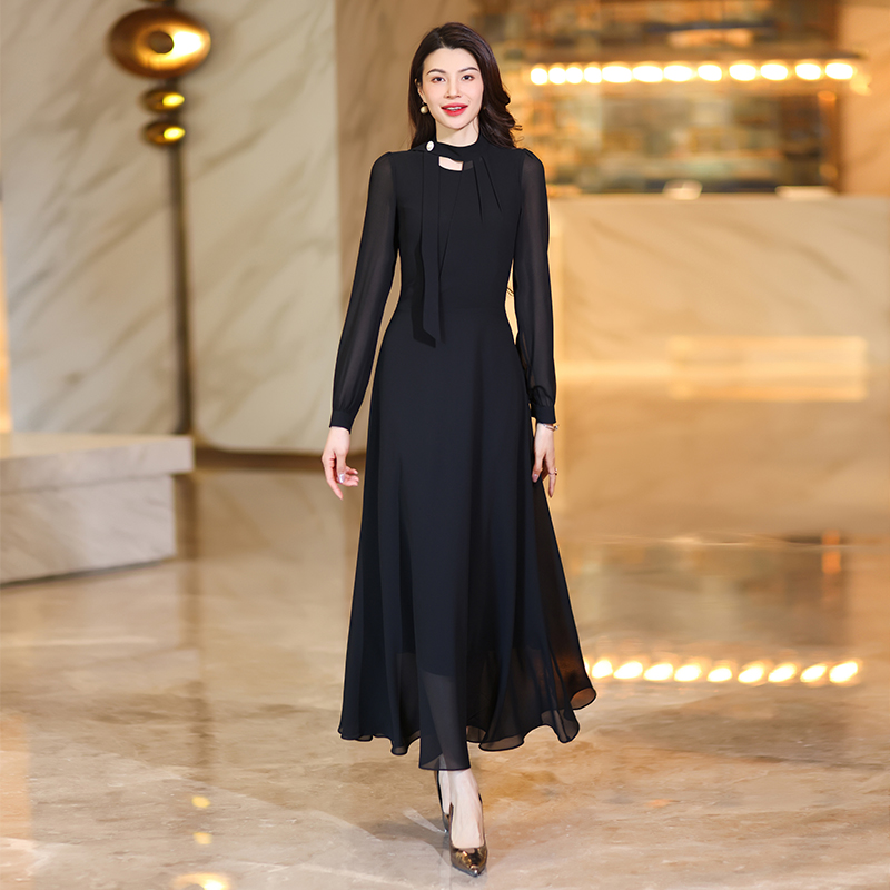 黑色连衣裙女2025秋季新款修身显瘦高级感气质长裙大摆出游裙子