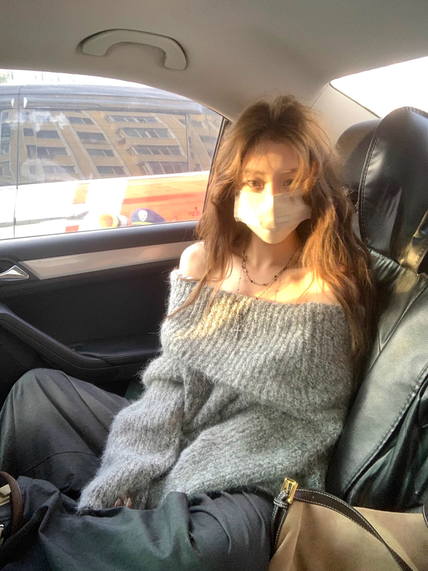 露肩美学灰色一字肩毛衣针织衫上衣女秋冬松弛感长袖打底外穿毛衣