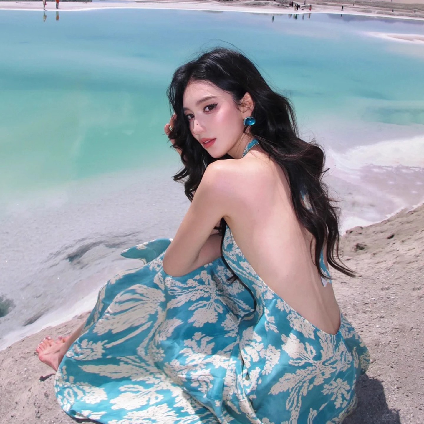 性感露背蓝色v领碎花挂脖吊带连衣裙女夏海边度假风收腰显瘦长裙