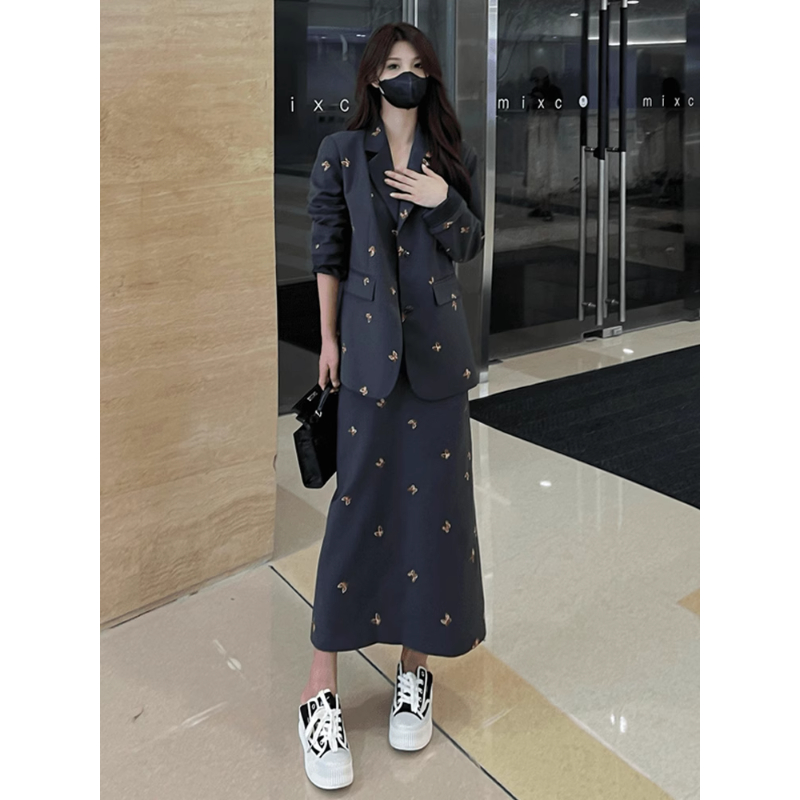 拉夏贝尔高级感时尚套装2025秋洋气职业西服外套吊带半身裙三件套