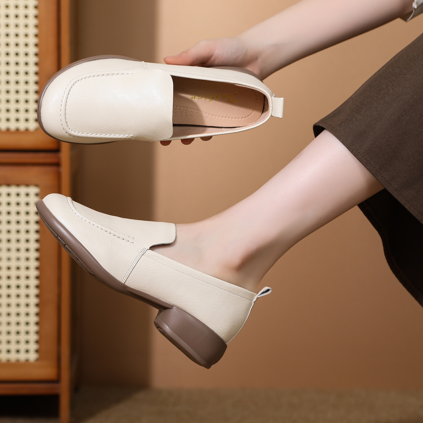 时尚百搭圆头复古真皮乐福鞋女软底软面豆豆鞋舒适平底新款单鞋