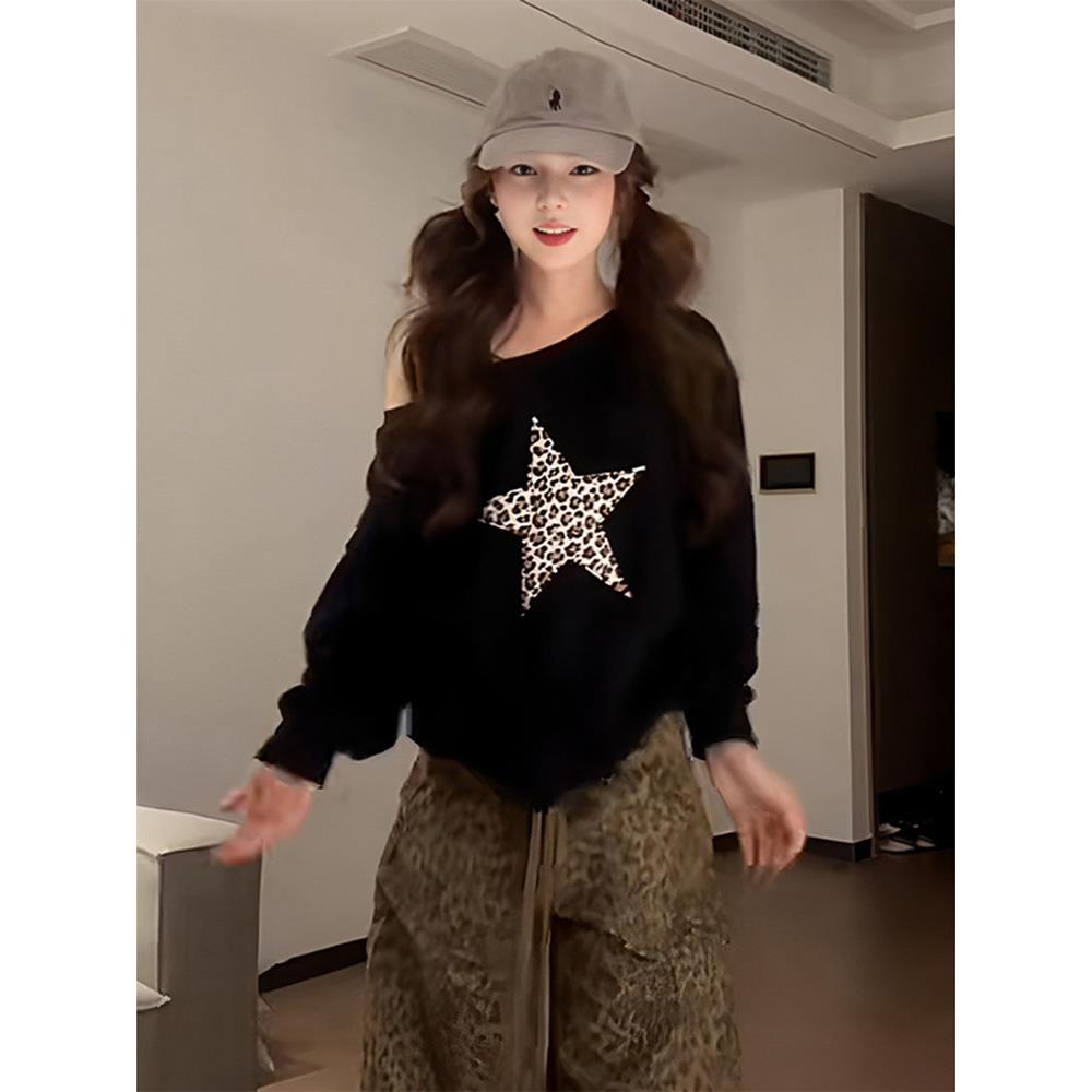大码女装黑色斜肩卫衣女早秋穿搭星星印花宽松显瘦微胖mm露肩上衣