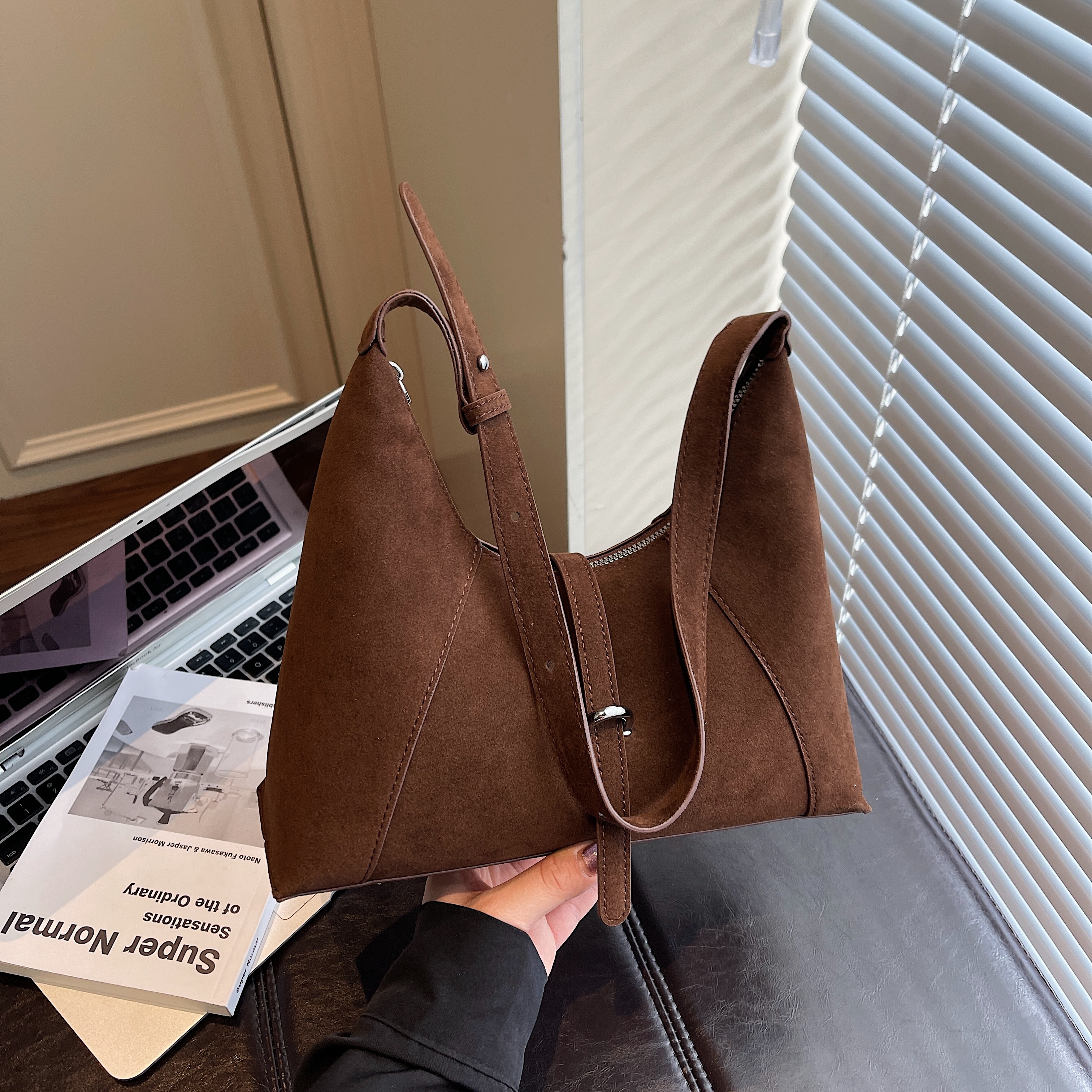 复古鹿皮绒斜挎包女2025秋冬流行款气质百搭日常通勤单肩腋下包