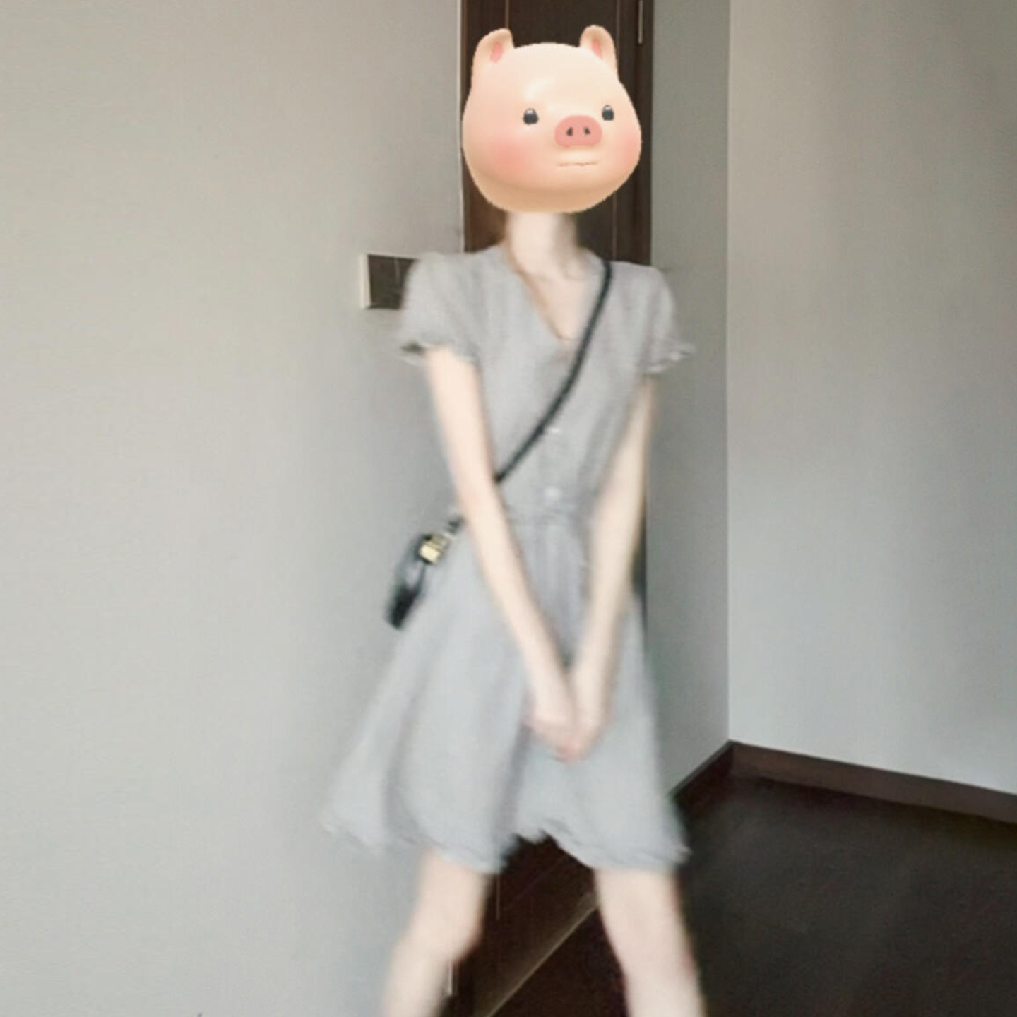 法式气质灰色v领短袖连衣裙女夏季2025新款小个子收腰显瘦a字短裙