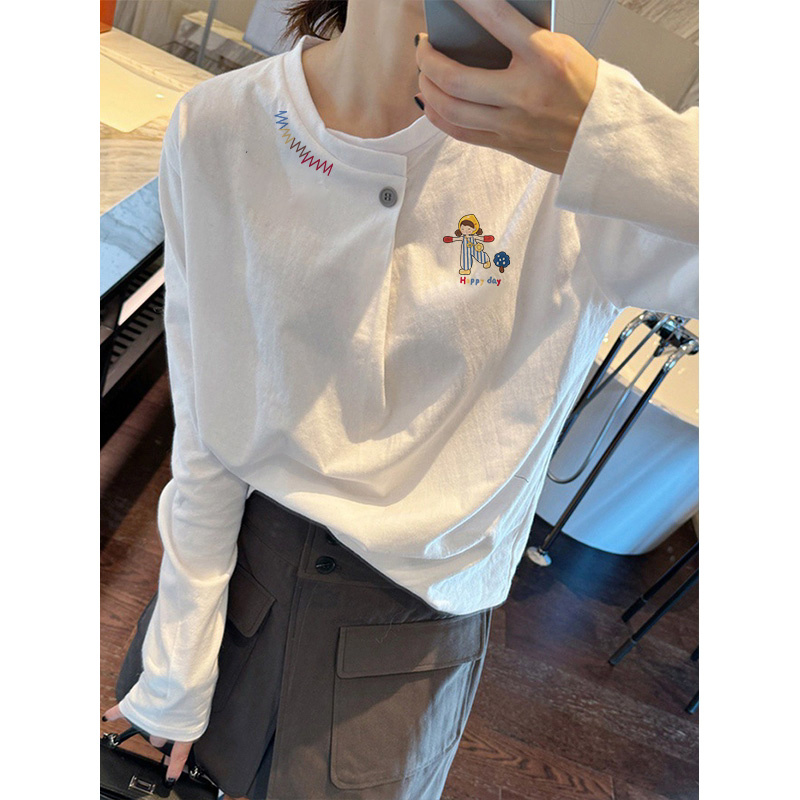 2025秋冬季爆款宽松休闲上衣女设计感小众白色纽扣正肩长袖T恤女