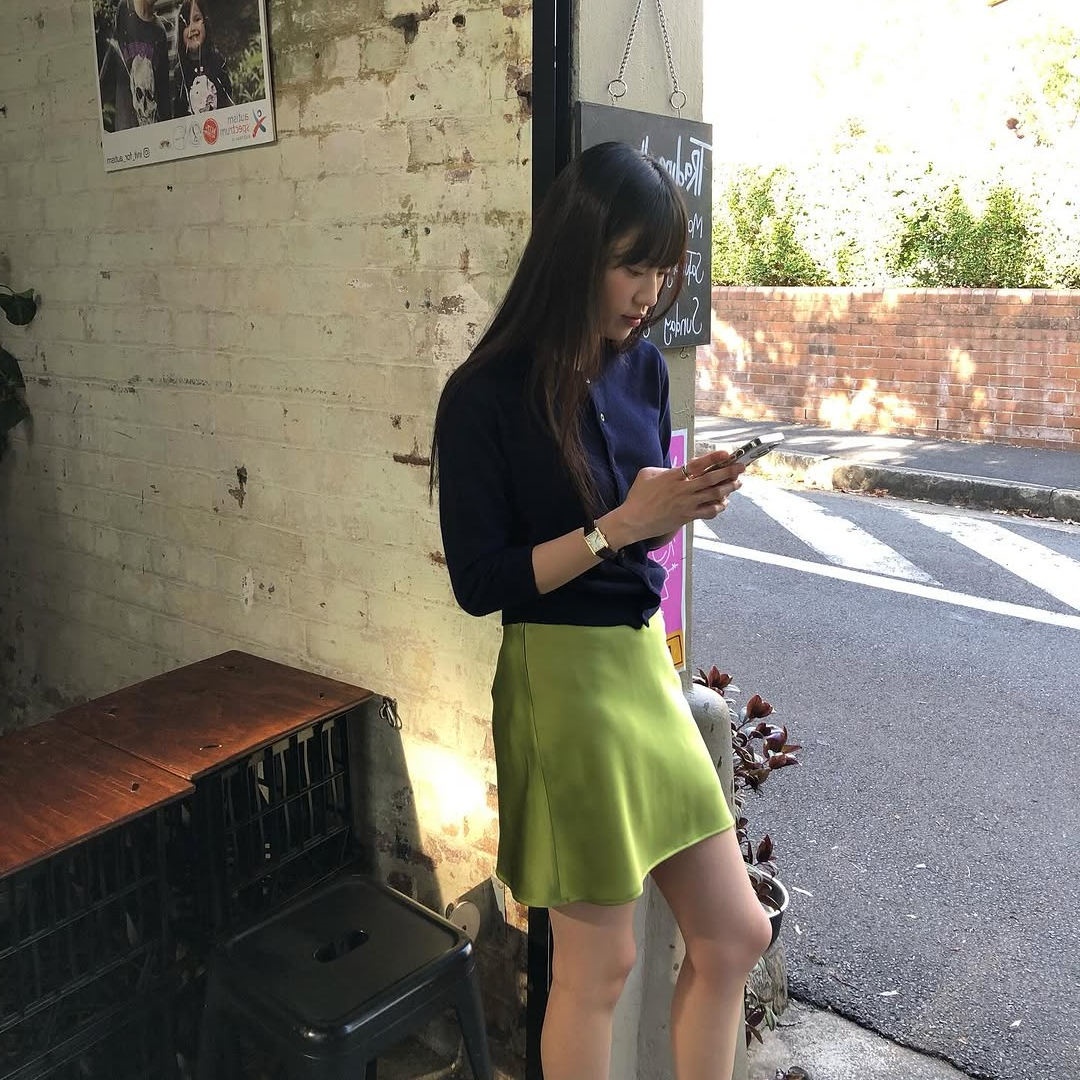 重磅三醋酸短裙 果绿缎面光泽感松紧腰斜裁A字鱼尾迷你裙度假