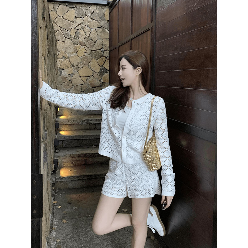 2025夏季新款韩系清冷富家千金穿搭白色针织镂空开衫短裤套装女