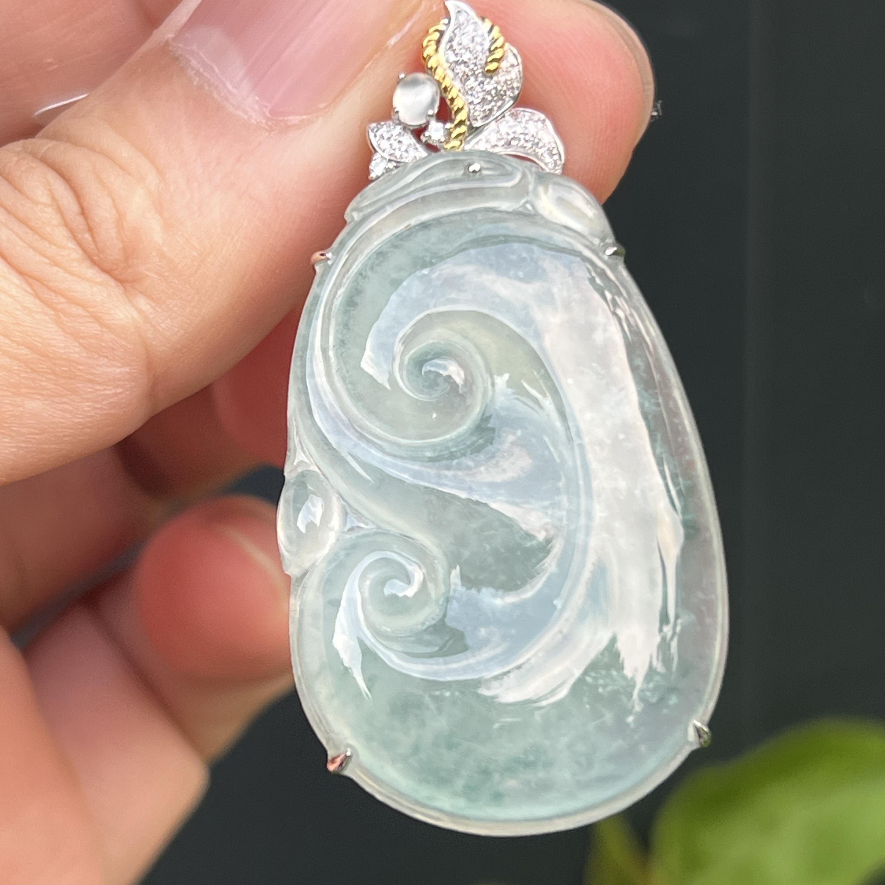 高冰飘花大如意x530天然翡翠18k金镶嵌尺寸51.3/26.9/7