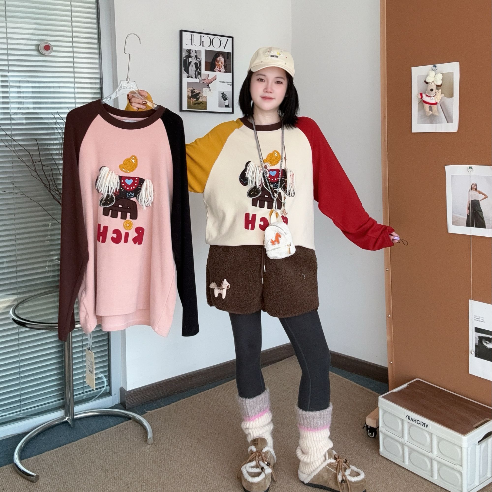 TBAMZ 设计感“马上有钱”手钩木马元宝撞色拼接长袖T 75T1010