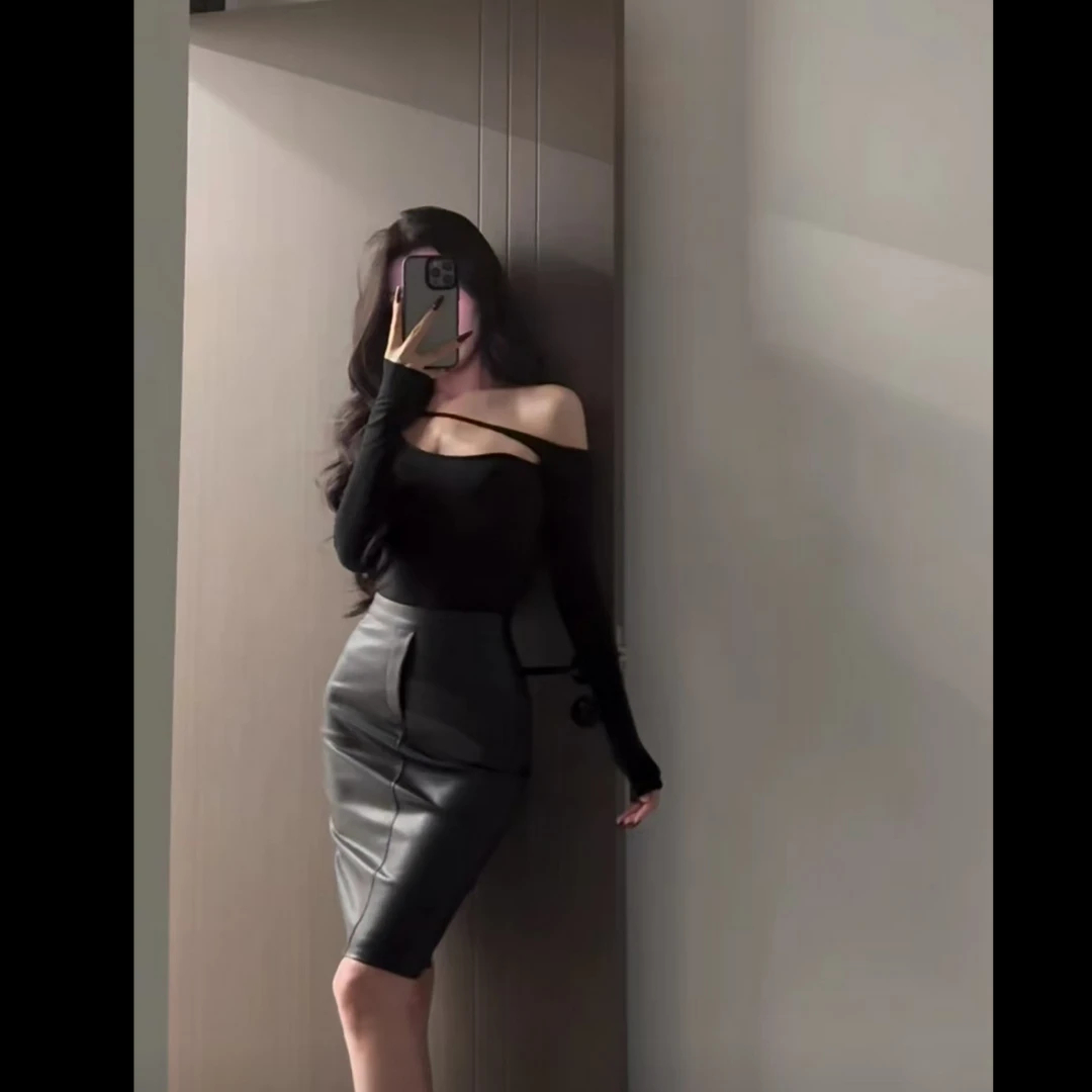 纯欲御姐风露肩黑色长袖打底上衣女高腰半身皮裙套装女2025年新款