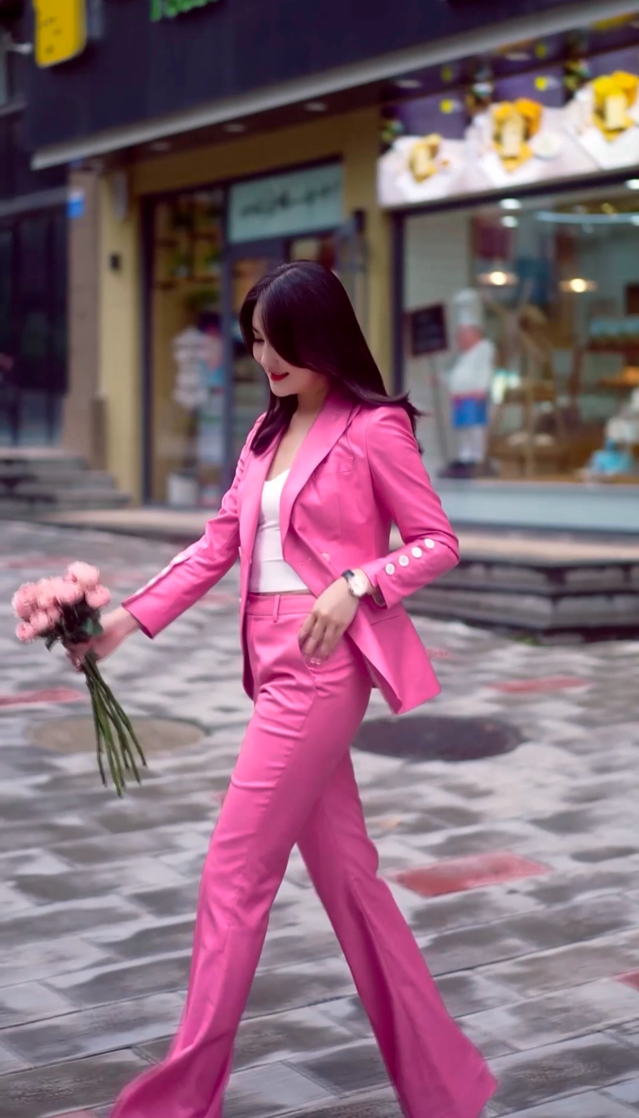 臻韩美2025秋季爆款爱莎粉长袖微喇裤套装