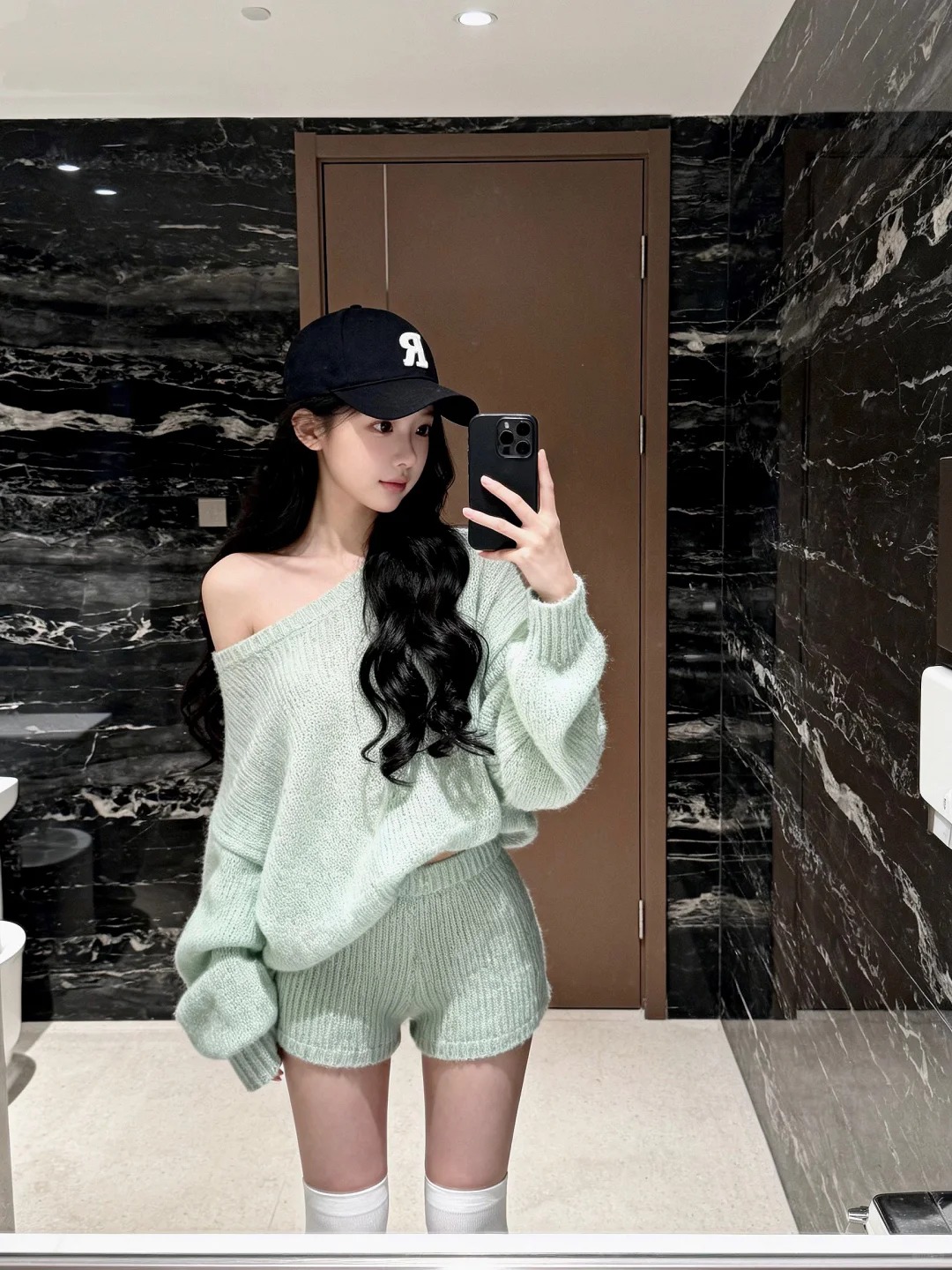 秋日ootd韩系早秋穿搭一整套小香风绿色斜肩毛衣针织短裤两件套装