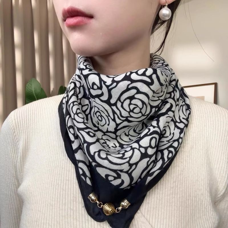 围脖围巾女2025新款高级感洋气三角巾时尚磁吸扣小方巾丝巾女