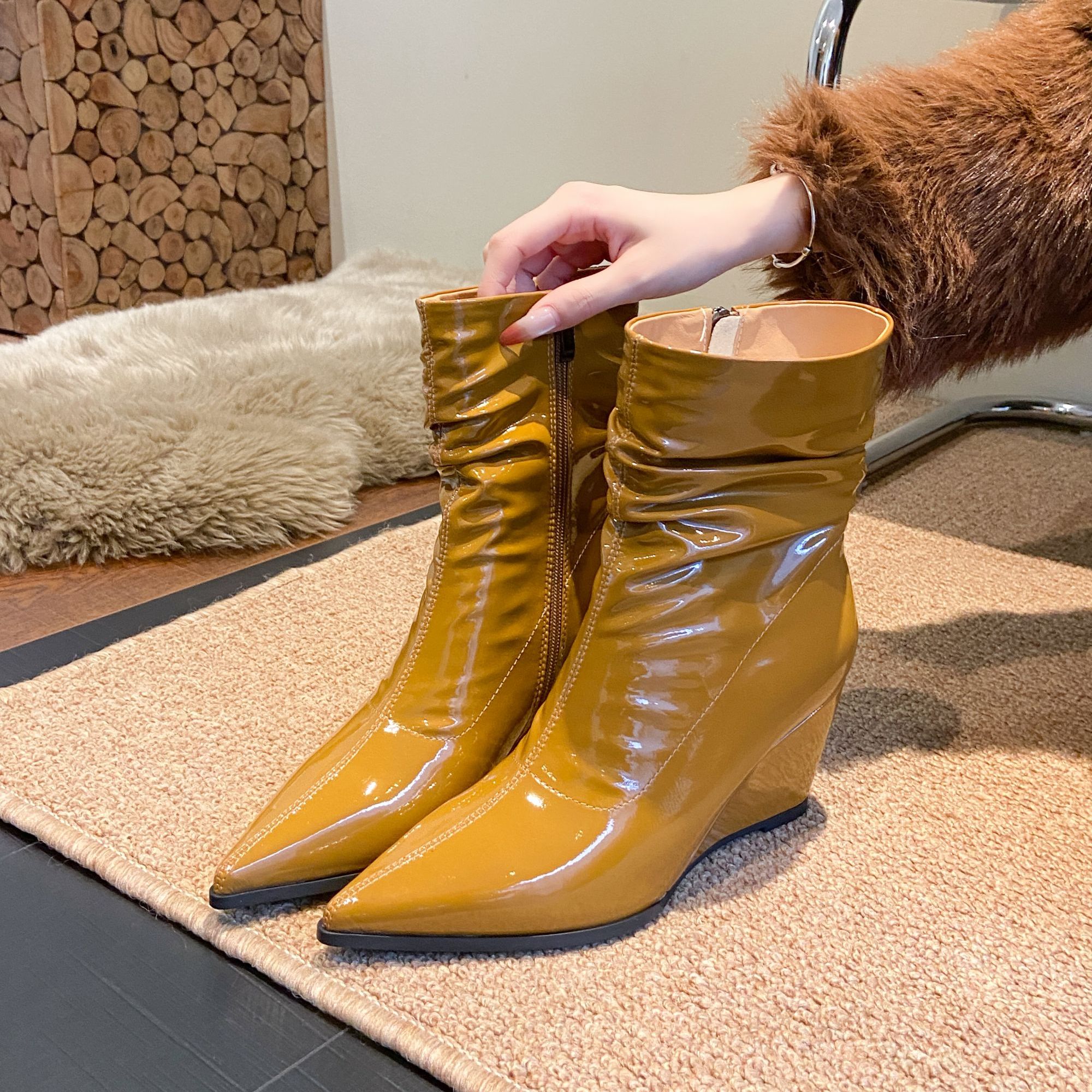 【7公分】2025秋冬时尚百搭气质尖头漆皮褶皱坡跟短靴女