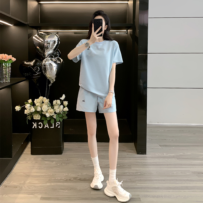 2025夏季新款湖蓝色简约时尚休闲运动套装女宽松显瘦减龄短袖短裤