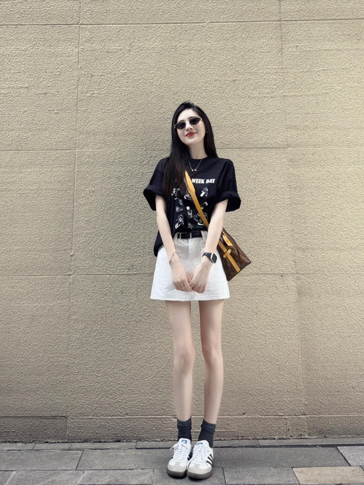 【左岸午后】夏季时尚黑色印花T恤短袖搭配高腰白色半身裙两件套装