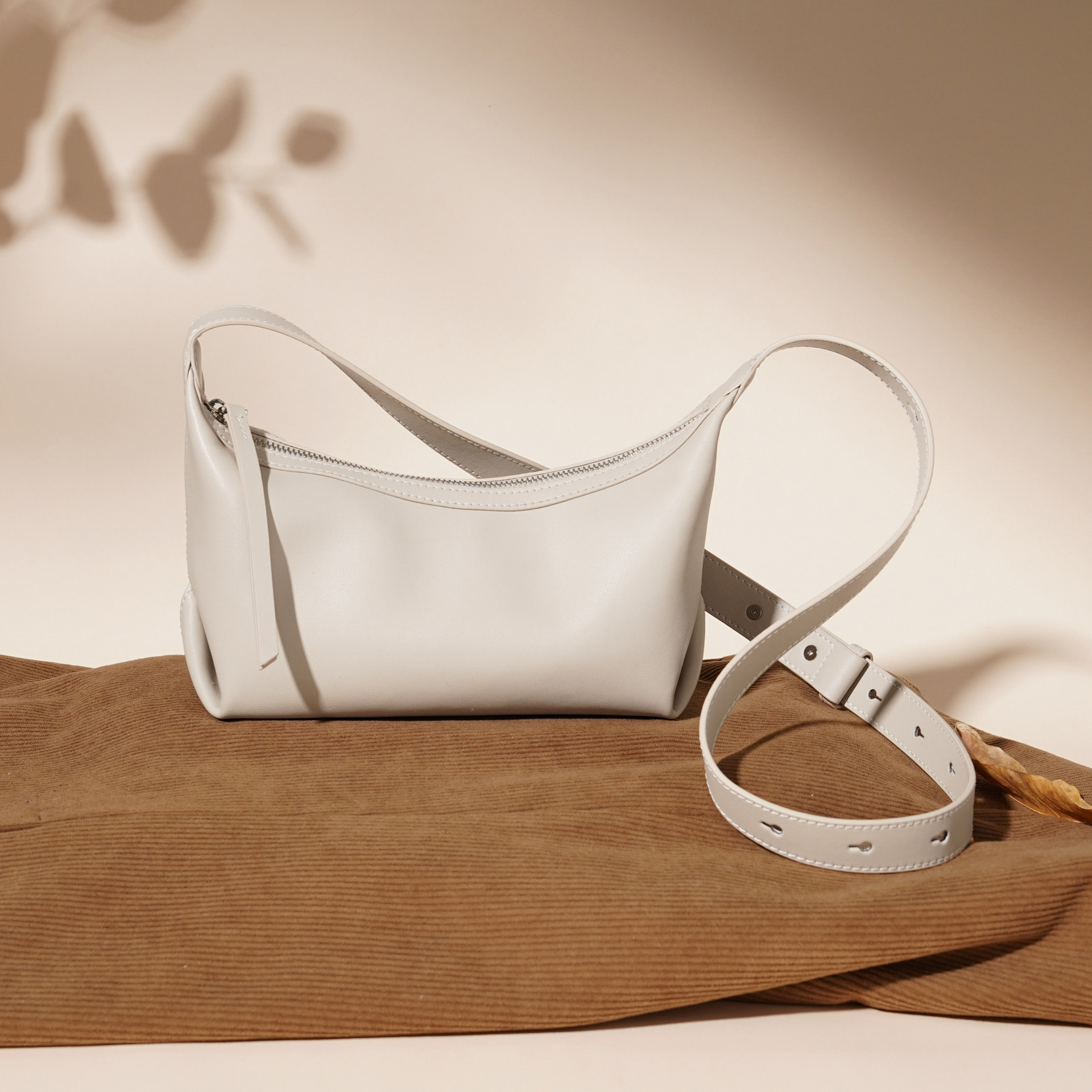 【万达专柜】轻奢定制新款牛皮饺子包小众设计时尚百真皮腋下包适用