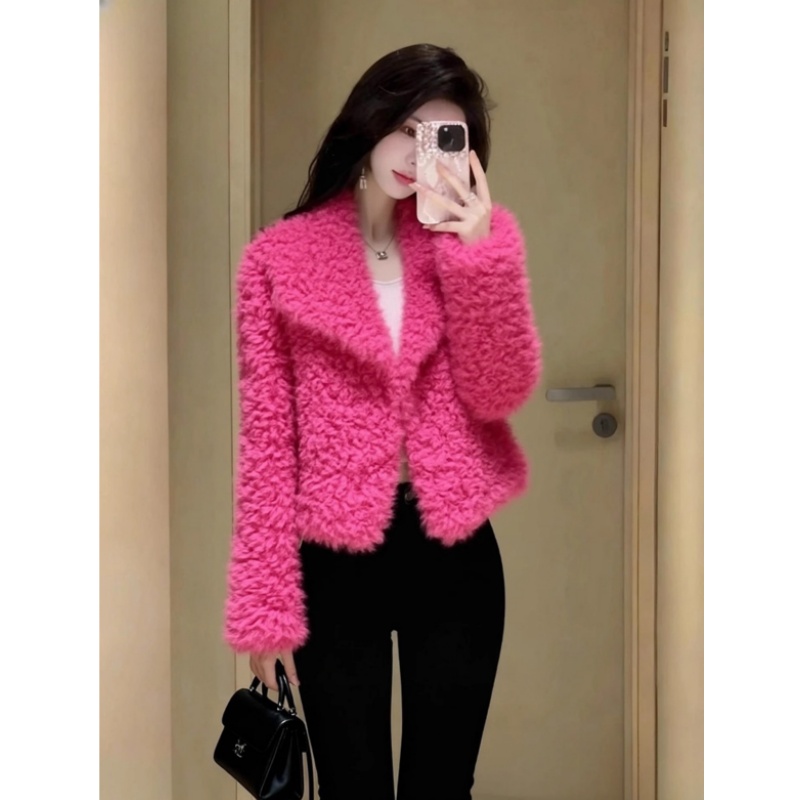 2025新款秋冬轻奢小众不撞款绝美巨好看时尚穿搭粉红色羊羔毛外套