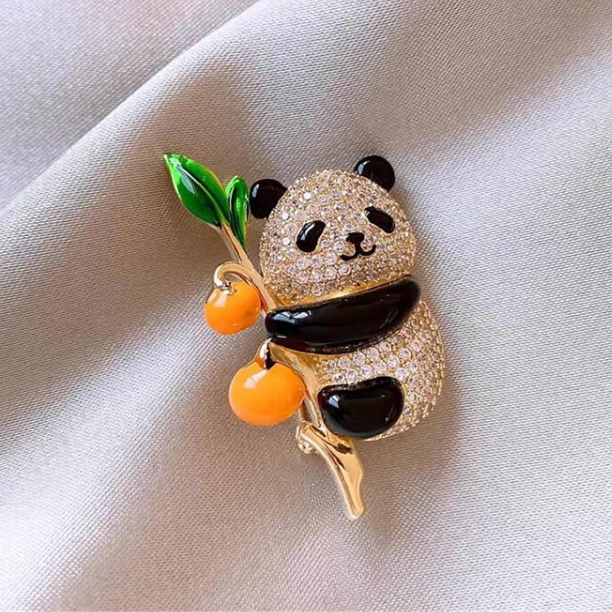 铜合金胸针 柿柿如意小熊猫胸针小众设计精致可爱胸花时尚配饰