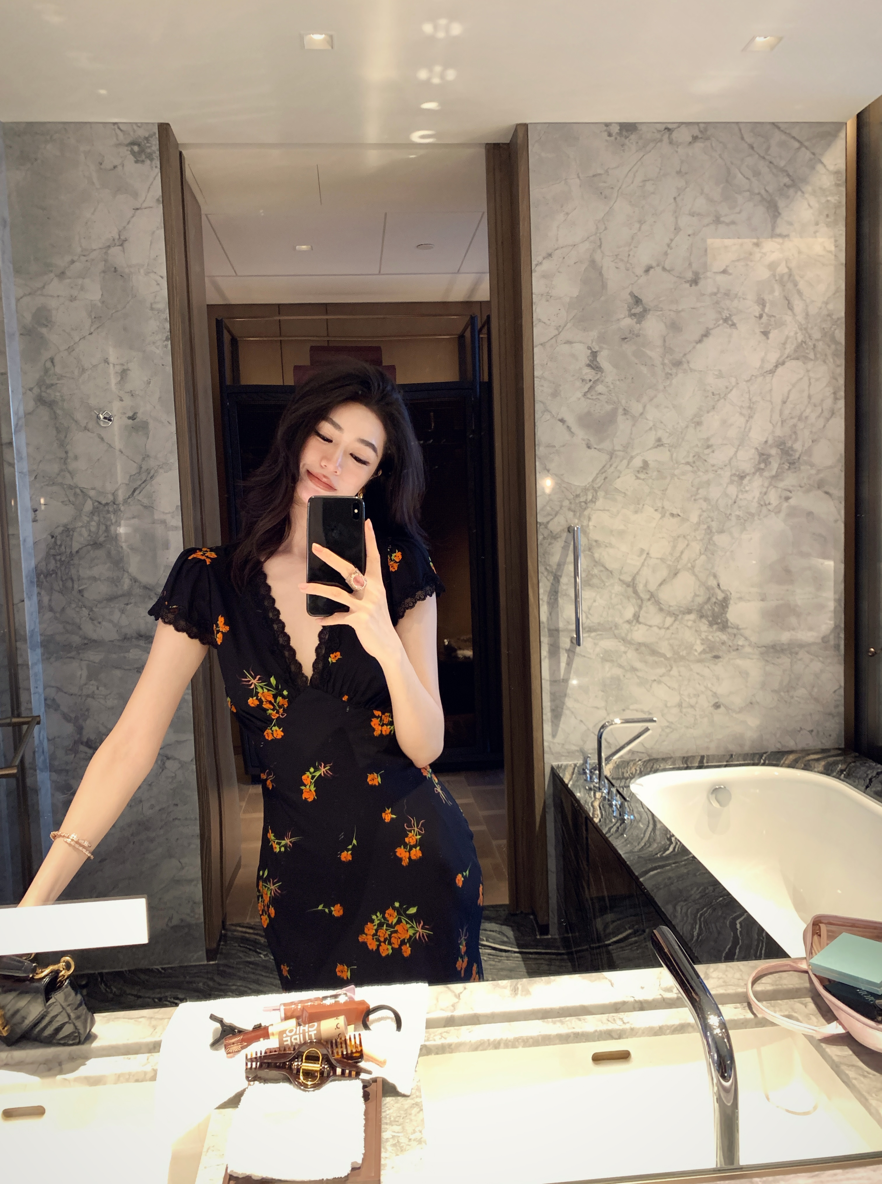 金南一  V领黑底橙色印花桑蚕丝混纺连衣长裙
