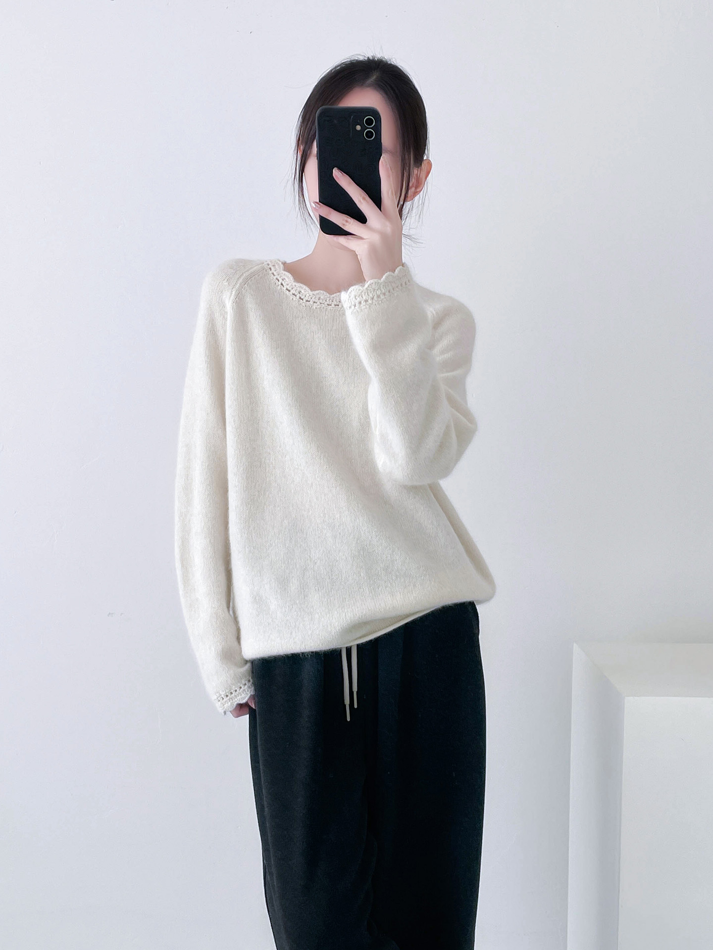 白色花边领针织毛衣女款2025新款冬季内搭可外穿高级感圆领打底衫