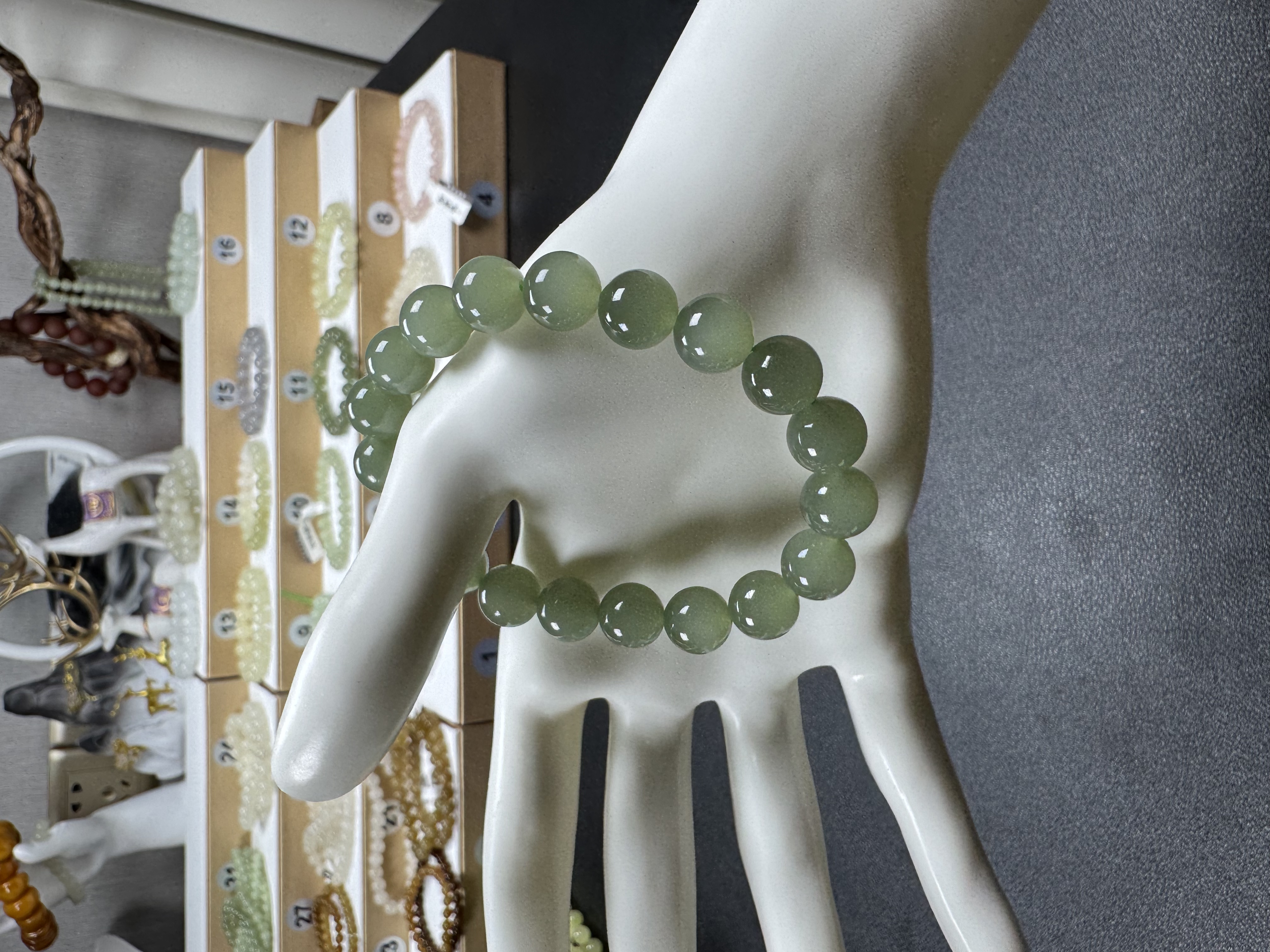 深湖水蓝冰底猫眼9.5mm-10mm和田玉手串多样性发货拍一发一