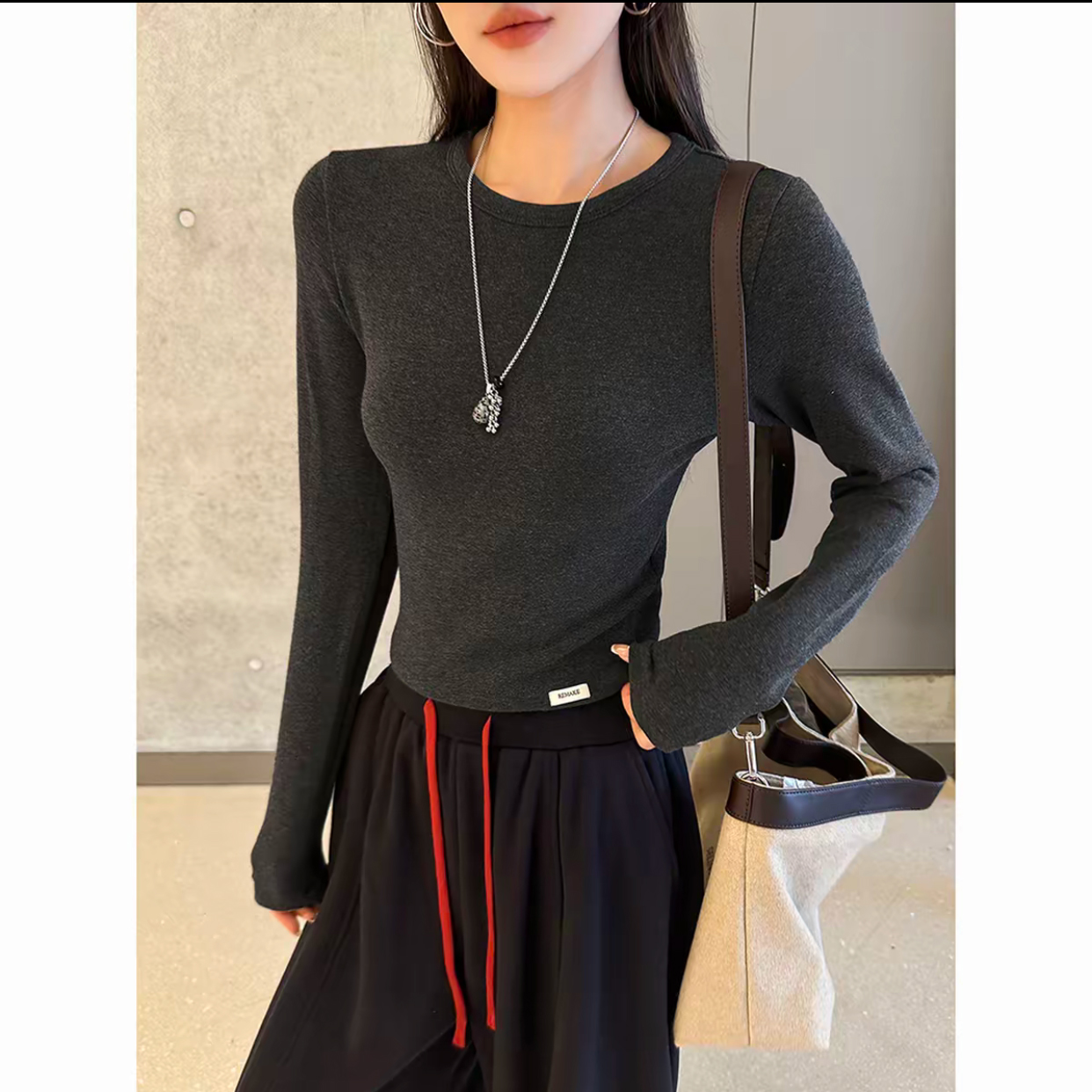 动感少女正肩长袖T恤女2025秋季设计感修身显瘦短款掐腰打底上衣