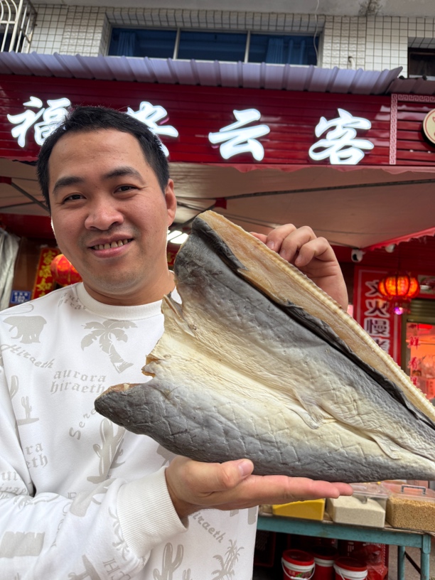 深海鲨鱼干青鲨咸鱼肉质紧实肥厚（浸泡退咸后烹饪）
