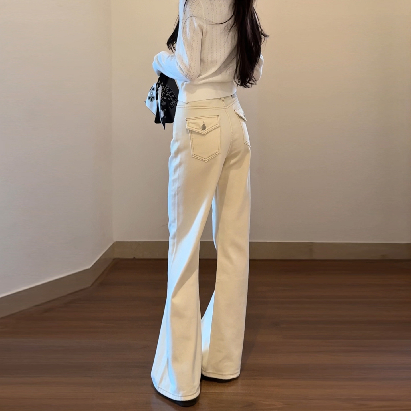 米杏色气质口袋微喇牛仔裤女2025年秋冬加绒高腰不贴腿喇叭拖地裤