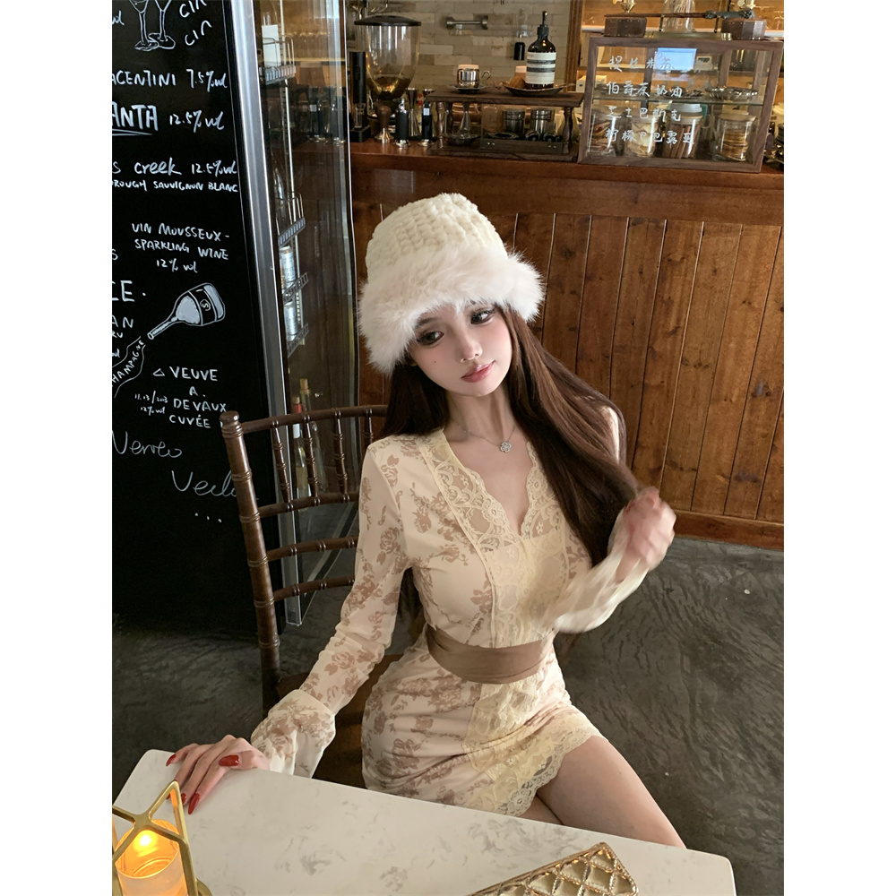 纯欲性感辣妹蕾丝绑带连衣裙收腰显瘦喇叭袖V领包臀短裙