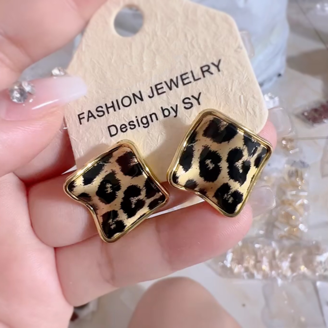 铜合金耳饰 甜美法式小众少女风女几何耳钉复古轻奢欧若精灵风