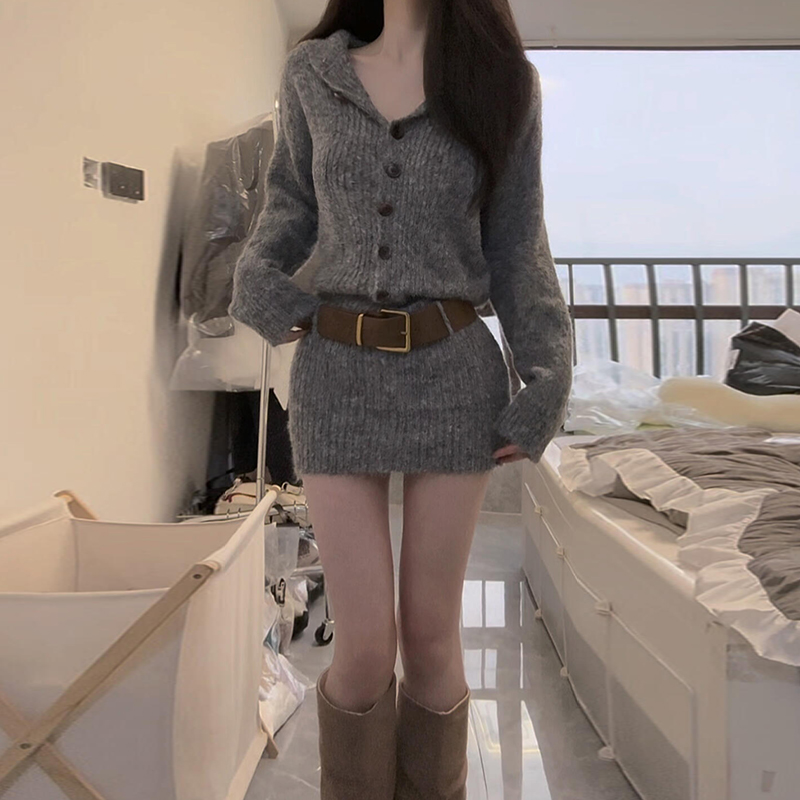 气质短款灰色翻领毛衣针织连衣裙子女秋冬2025新款小个子包臀短裙