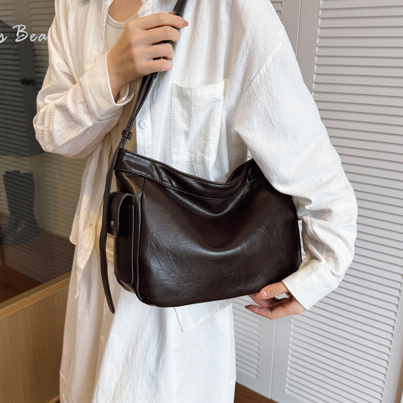秋冬新款女士潮流单肩包斜跨休闲托特包耐磨港风轻便女包高级质感