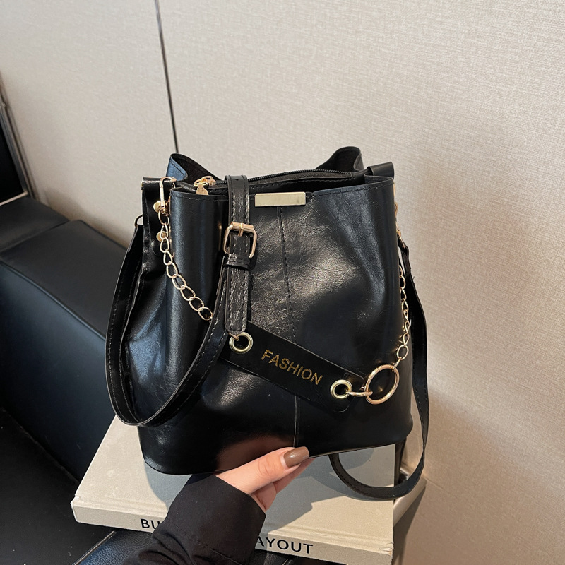 女包2025新款斜挎包水桶包感百搭复古单肩包今年流行复古通勤包女