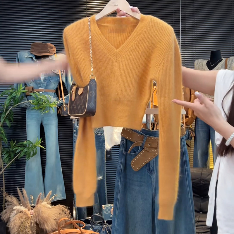 【美丽诺言】秋款复古时髦软糯纯色V领毛衣LK2507350